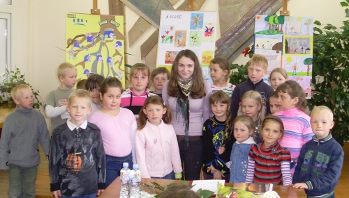 Rašytoja Urtė Uliūnė su mažaisiais skaitytojais