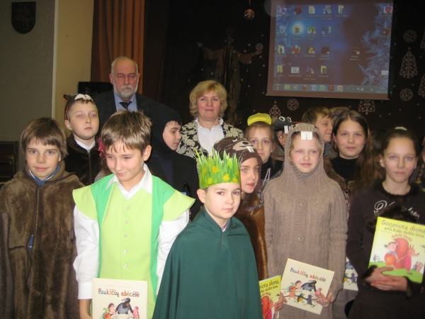 Rašytojas Jonas Liniauskas su mokiniais