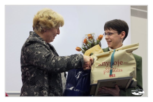 Nugalėtojas Paulius Skiedra su mokytoja Asta Alekniene (Kauno „Atžalyno“ vidurinė mokykla)
