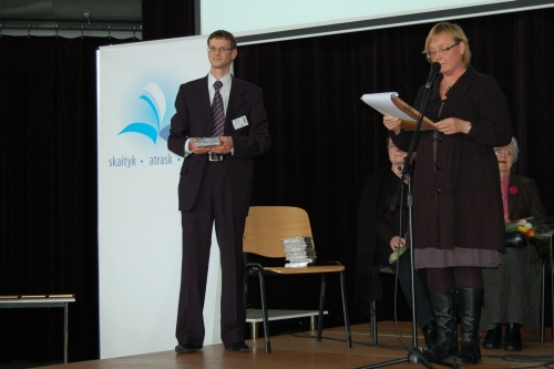 Prizų balsavusiems skaitytojams įteikti atvyko UAB PATOGU PIRKTI atstovas Giedrius Milašiūnas