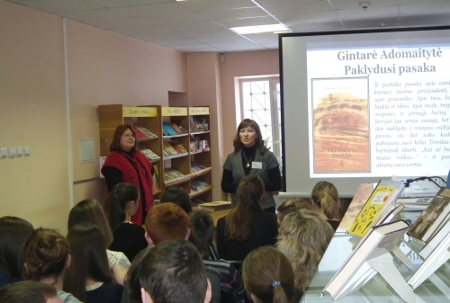 Metų knygą paaugliams pristatė autorė Gintarė Adomaitytė (kairėje)