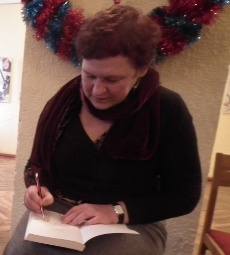 Rašytoja dalijo autografus. Nuotr. autorės