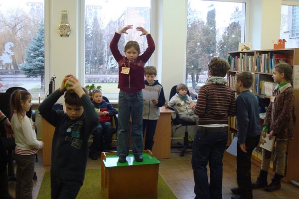 Vaikai knygas pristatė surengdami mini vaidinimus