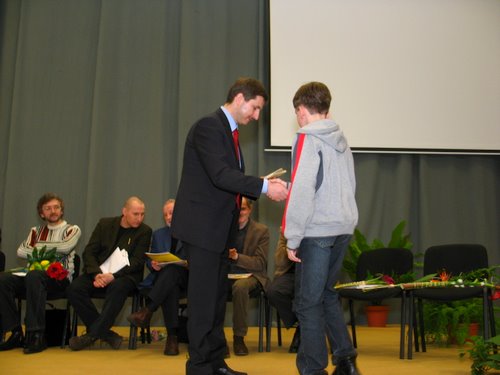 Apdovanojamas jaunasis balsuotojas. Nuotr. Astos Plechavičiūtės