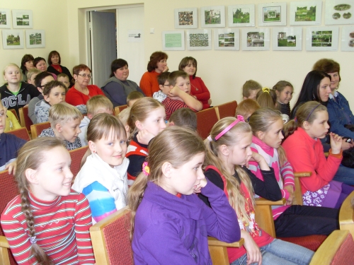 Vaikai susidomėję klausėsi rašytojos pasakojimo