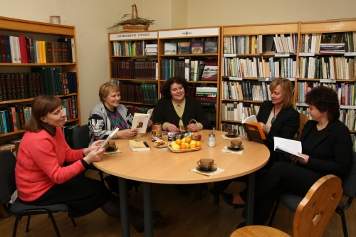 Į knygų pristatymą renkasi pirmieji dalyviai.