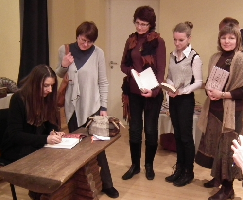 Po susitikimo auditorija rikiavosi eilėje prie knygų ir autografų. Nuotr. autorių