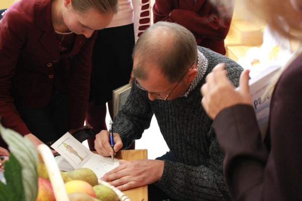 Susitikimo pabaigoje daugelis norėjo gauti svečio autografą