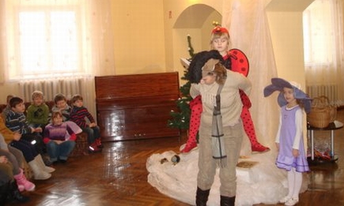 V. V. Landsbergio knygą pristato V. SInkevičienė su Boružėlių grupės mergaitėmis Ula ir Milana