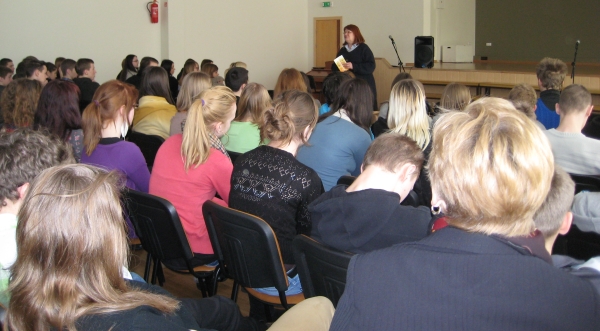 Susitikimas su rašytoja G. Adomaityte Žemynos gimnazijoje