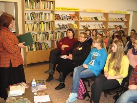Atvyko ir mokytojų, ir mokinių, ir Joniškio rajono literatų – pilnutėlė skaityklos salė