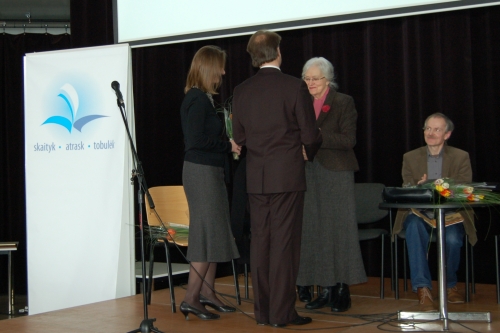 Ramutei Skučaitei įteiktas apdovanojimas už taisyklingiausia kalba parašytą knygą 