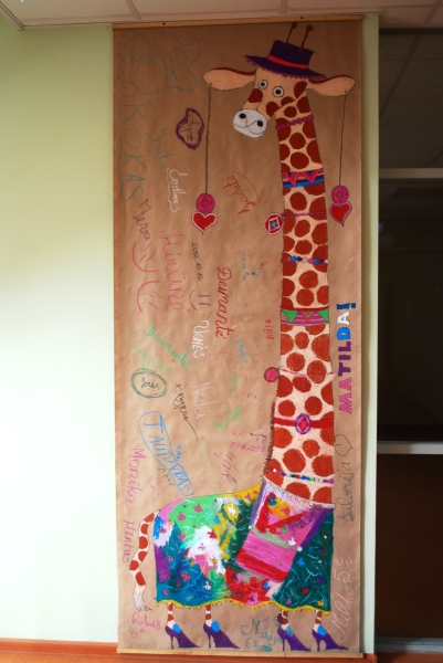 Šis didžiulis piešinys – žirafa Matilda – papuošė progimnaziją