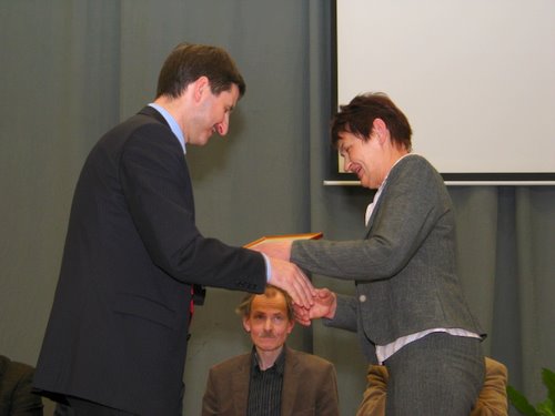 Apdovanojimą atsiima Danutė Kazlauskienė. Nuotr. Astos Plechavičiūtės