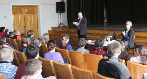 Vytautas Račickas ir Regimantas Tamošaitis Mosėdyje