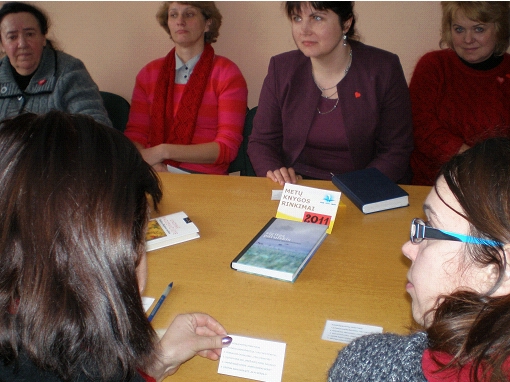 Mokyklos darbuotojai kartu su mokinių tėveliais rinko knygą suaugusiesiems