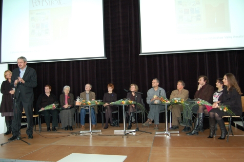 Visi rašytojai įsitaisė ant pakylos