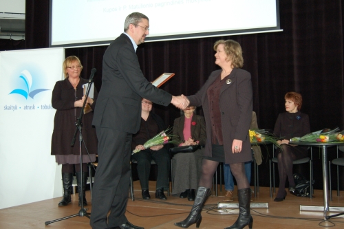 Audrius Siaurusevičius įteikė apdovanojimą rašytojai Kristinai Gudonytei