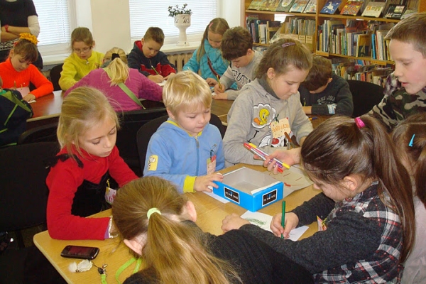 Vaikai iš tuščių saldainių dėžučių gaminosi savo knygą