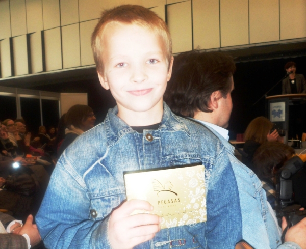 Rimvydas Kucinas iš Kupiškio rajono džiaugiasi laimėtu dovanų kuponu. Asmeninio archyvo nuotrauka